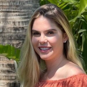 Bárbara Evans exibe barriga de três meses de gravidez, em 17 de outubro de 2021