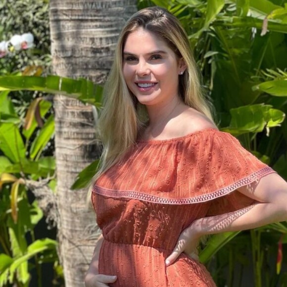 Bárbara Evans exibe barriga de três meses de gravidez, em 17 de outubro de 2021