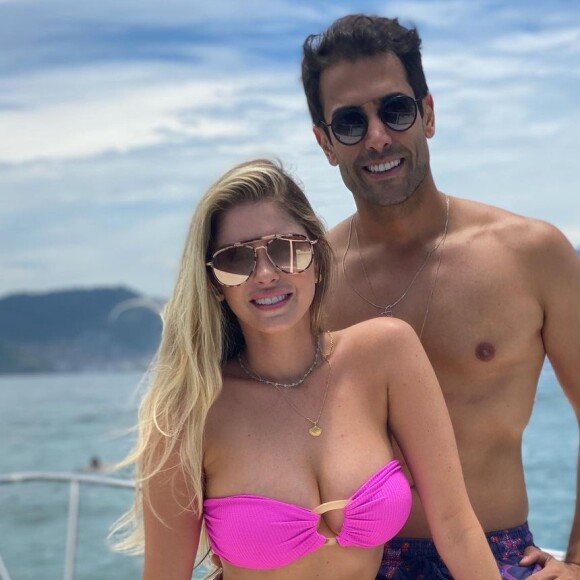 Bárbara Evans posa com o marido em foto