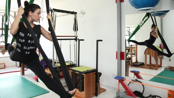 Isis Valverde chama a atenção por elasticidade durante aula de pilates. Fotos!