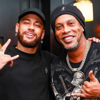 Neymar e Ronaldinho Gaúcho vão a restaurante juntos em Paris e trocam elogios: 'Parceiro'