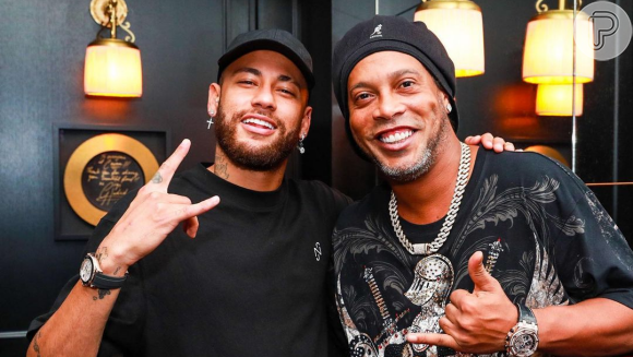 Neymar curte Paris com Ronaldinho Gaúcho