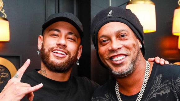 Neymar e Ronaldinho Gaúcho vão a restaurante juntos em Paris e trocam elogios: 'Parceiro'