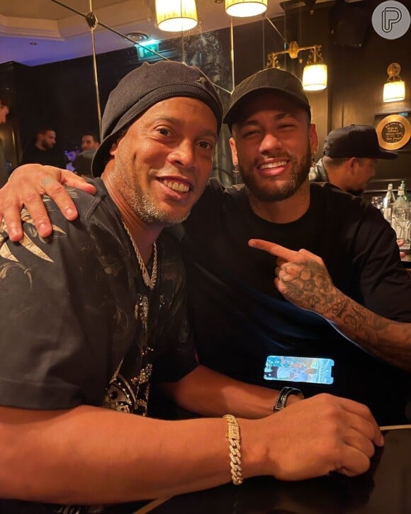 Ronaldinho Gaúcho compartilhou uma foto ao lado de Neymar após o jogo do PSG