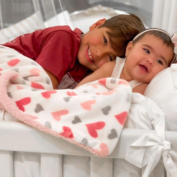 Simone, da dupla com Simaria, também é mãe de Henry, de 6 anos