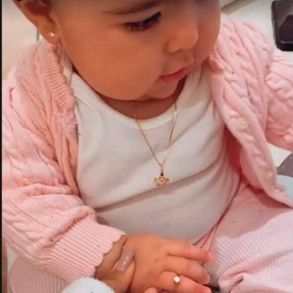 Simone, da dupla com Simaria, mostrou a filha de oito meses com anel de ouro
