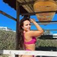 Larissa Manoela escolhe biquíni rosa para aproveitar praia no Rio