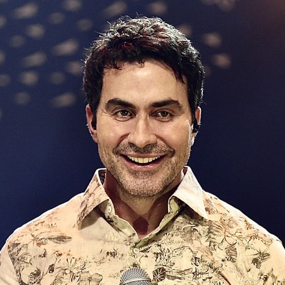 Padre Fábio de Melo exibia o look em registro que recebeu os comentários de Elisa Lucinda