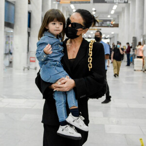 Sabrina Sato foi fotografada com a filha, de quase 3 anos, na área de desembarque do aeroporto Santos Dumont