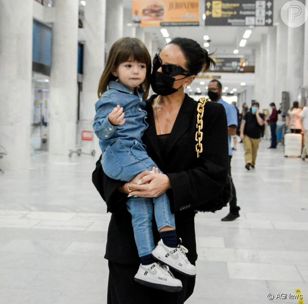 Sabrina Sato foi fotografada com a filha, de quase 3 anos, na área de desembarque do aeroporto Santos Dumont