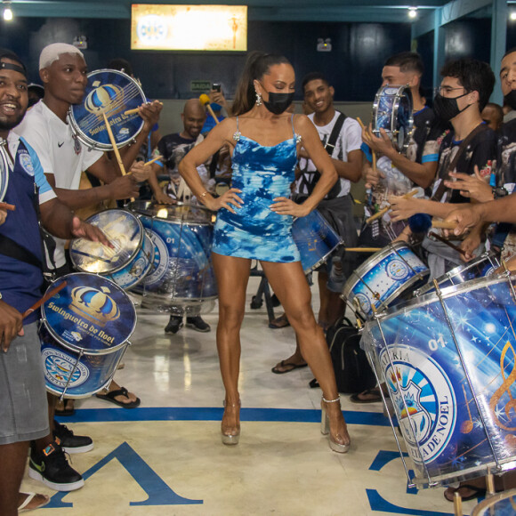 Sabrina Sato brilhou em ensaio da Vila Isabel, no Rio de Janeiro