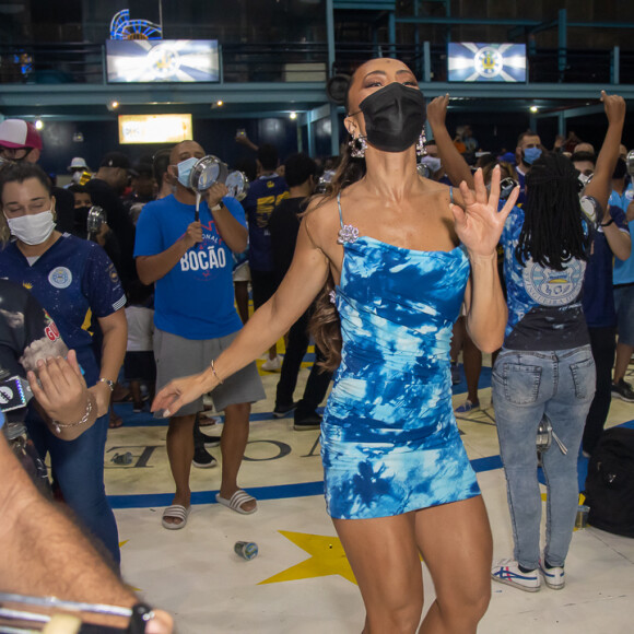 Sabrina Sato caiu no samba dentro da quadra da agremiação