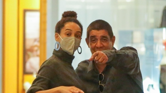 Rolê aleatório? Taís Araújo e Zeca Pagodinho são flagrados juntos em shopping. Fotos!