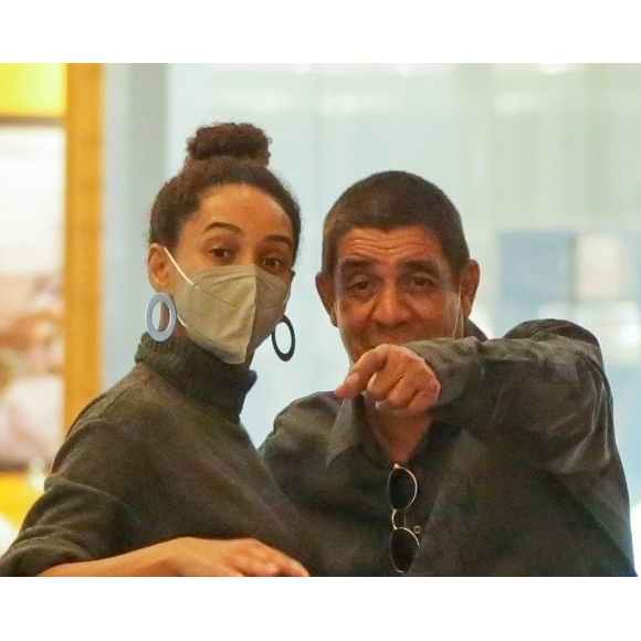 Taís Araújo e Zeca Pagodinho são flagrados em shopping