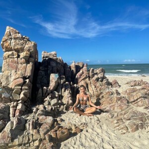 Grazi Massafera em uma das praias do Ceará, para onde viajou com o novo namorado