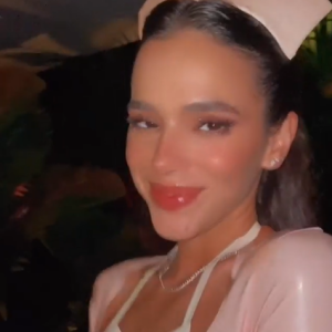 Bruna Marquezine surgiu na festa vestida de enfermeira sexy