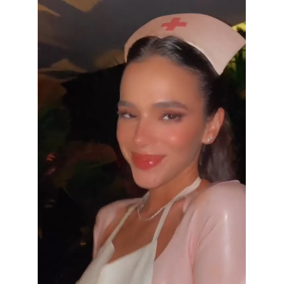 Bruna Marquezine surgiu na festa vestida de enfermeira sexy