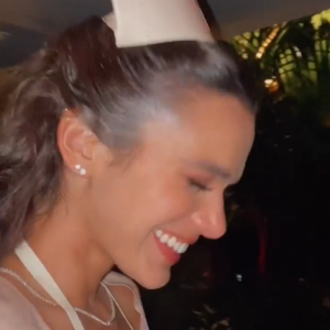 Bruna Marquezine foi filmada ao chegar à festa vestida de enfermeira