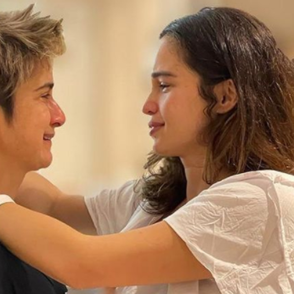 Em novo registro, Nanda Costa aparece chorando e abraçada na esposa Lan Lanh