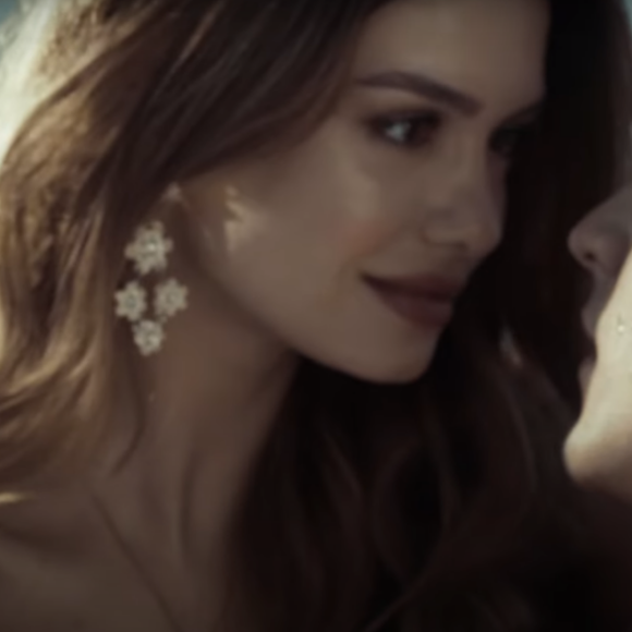 Luan Santana e a nova namorada, Izabela Cunha, no clipe de 'Ilha'