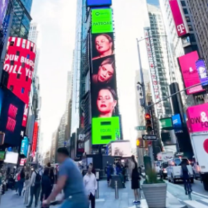 O outdoor na Times Square trazia divulgação do projeto "Patroas", parceria de Marília Mendonça e Maiara & Maraisa 