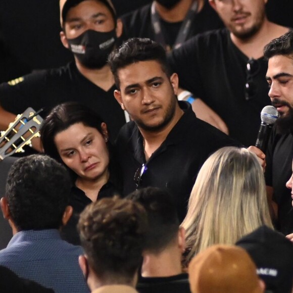 Marília Mendonça é homenageada por Henrique e Juliano em velório, em 6 de novembro de 2021