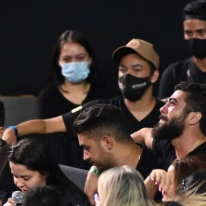 Henrique e Juliano choram durante velório de Marília Mendonça