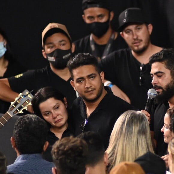 Marília Mendonça é homenageada por Henrique e Juliano com música durante velório em arena