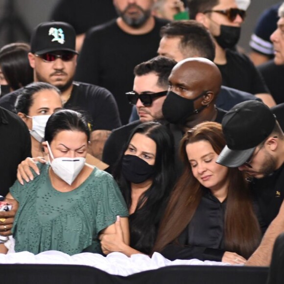 Mãe de Marília Mendonça foi consolada por Maiara e Maraisa, na foto com Murilo Huff, pai do filho da cantora, Leo
