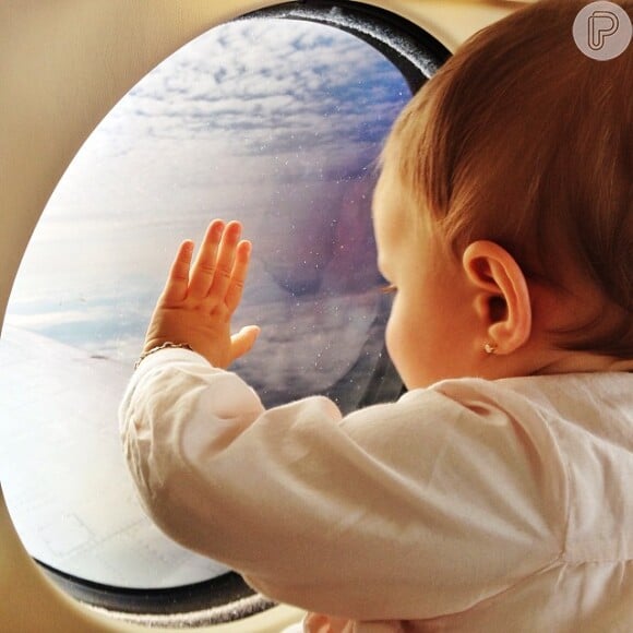 Vivian Lake parece que gosta de viajar. Olha que linda a filha de Gisele Bündchen brincando na janela do avião