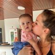 Virgínia Fonseca posa com a filha depois de treino de biquíni e barriga trincada impressiona