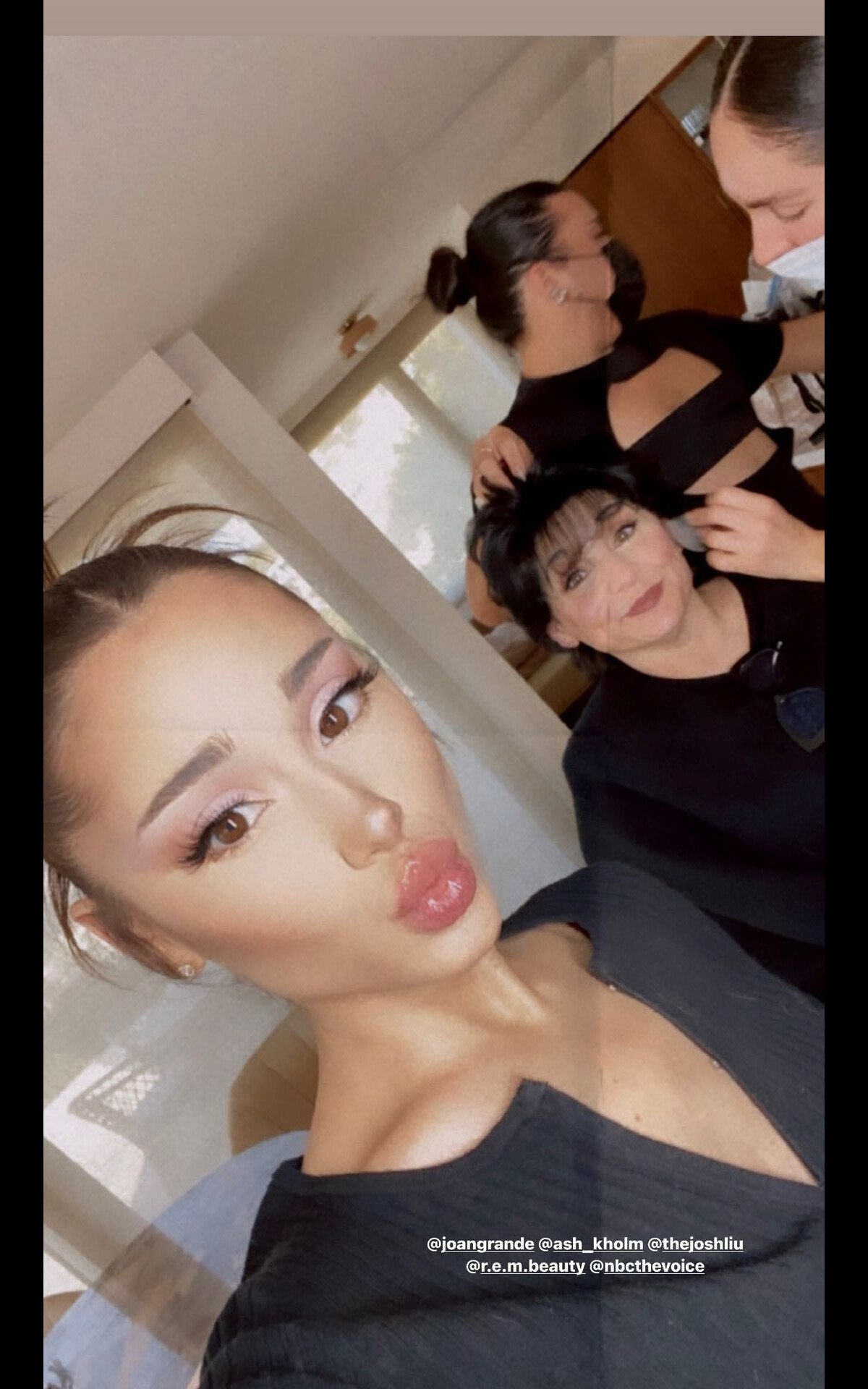 Foto: Ariana Grande mostra bastidores de sua preparação para o programa -  Purepeople