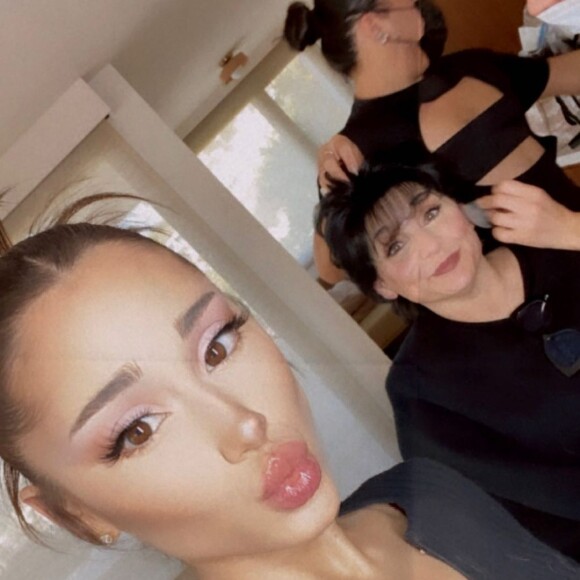 Ariana Grande mostra bastidores de sua preparação para o programa
