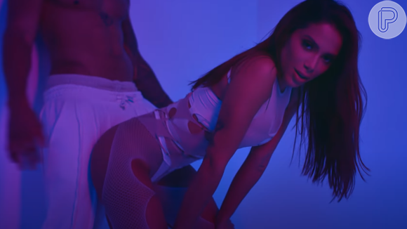 Anitta rebola em um modelo no clipe sensual 'Envolver'