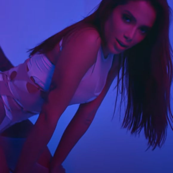 Anitta rebola em um modelo no clipe sensual 'Envolver'