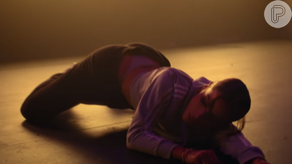 Bumbum de Anitta é destaque em muitos passos de dança no clipe 'Envolver'