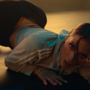 Bumbum de Anitta em clipe sensual foi destaque na internet