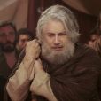 Reta final de 'Gênesis': Jacó (Petronio Gontijo) insiste em se levantar e atende ao pedido de José (Juliano Laham), indo até ele
