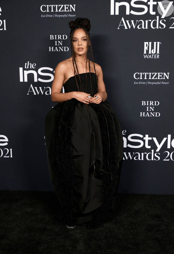 Vestido de festa preto: o modelo usado por Tessa Thompson tinha volume na cintura e quadril