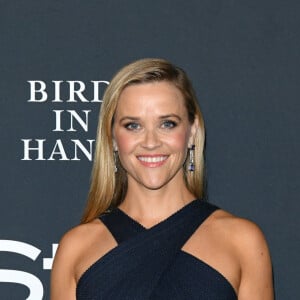 Vestido de festa: look de Reese Witherspoon tem comprimento longuete e brilho discreto