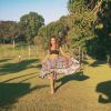 Biquíni preto: a atriz Juliana Paes escolheu o modelito combinado com saia estampada para dia de lazer