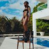 Biquíni preto: Iza é fã da cor em seu look de moda praia e fez pose divertida em foto