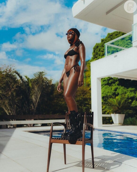 Biquíni preto: Iza é fã da cor em seu look de moda praia e fez pose divertida em foto