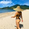 Biquíni preto: a cantora e apresentadora Kelly Key exibiu corpo sem filtros em modelito em dia de praia