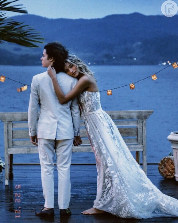 Vestido de noiva de Sasha Meneghel era romântico e foi feito por Michelly X