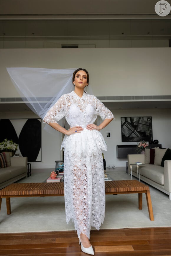 Carol Celico escolheu look de noiva moderno, com transparência e renda
