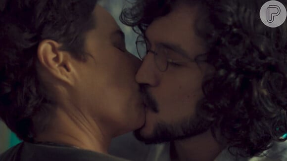 Novela 'Um Lugar ao Sol': Rebeca (Andrea Beltrão) esbarra em Felipe (Gabriel Leone) em Búzios e os dois se beijam