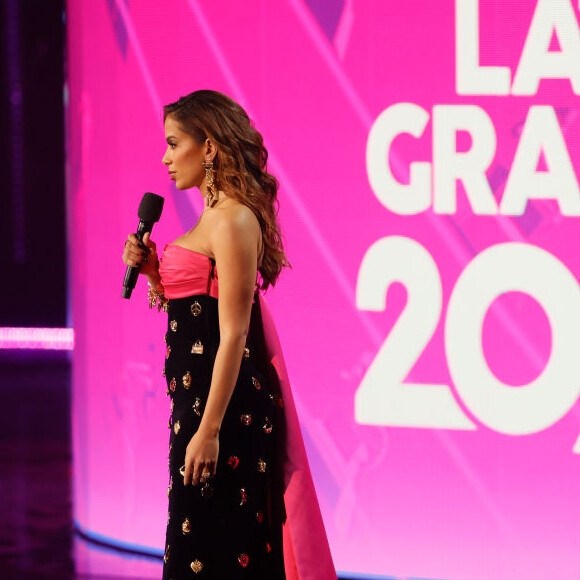 Anitta apresentou homenagem solene a Marília Mendonça no Grammy Latino