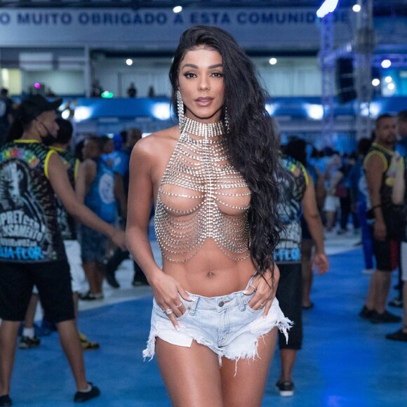 Musa da Beija-Flor, Brunna Gonçalves foi à quadra da escola e comemorou estreia no posto