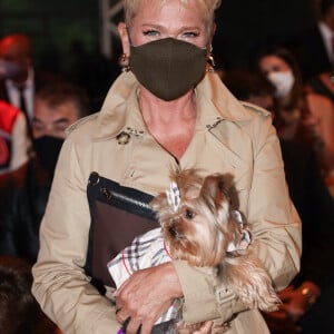 Xuxa chegou a levar a cachorrinha da família para acompanhar o desfile de Sasha com João Figueiredo e Luciano Szafir